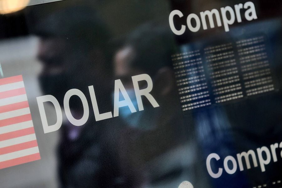Dólar repunta previo al plebiscito constitucional