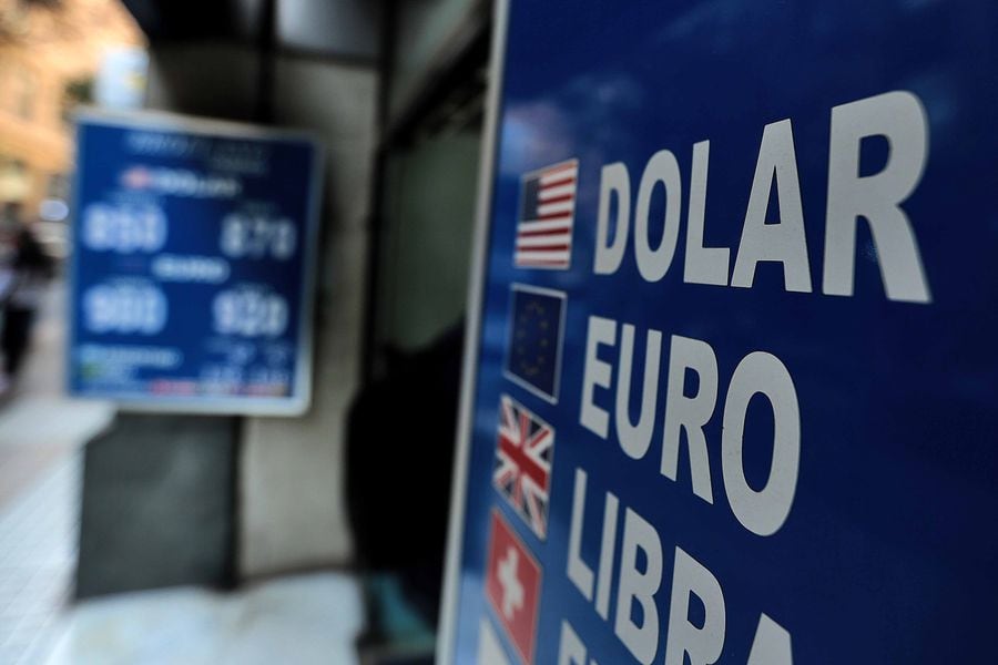 El dólar sube y supera los $900 tras IPC de diciembre