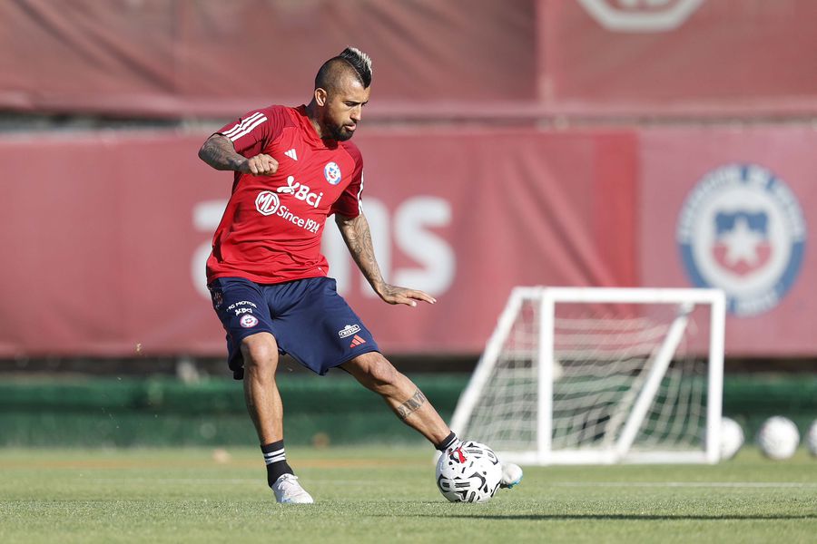 Arturo Vidal sorprende en la práctica de la selección chilena que va al Preolímpico