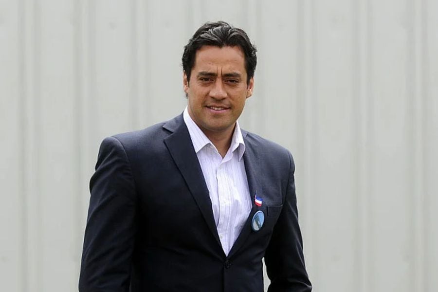 Diputado Hotuiti Teao sufre el robo de su celular afuera de restaurante en Las Condes