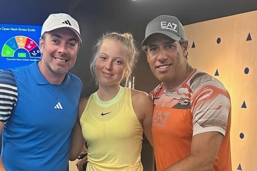 Nicolás Massú entrena a promisoria tenista checa