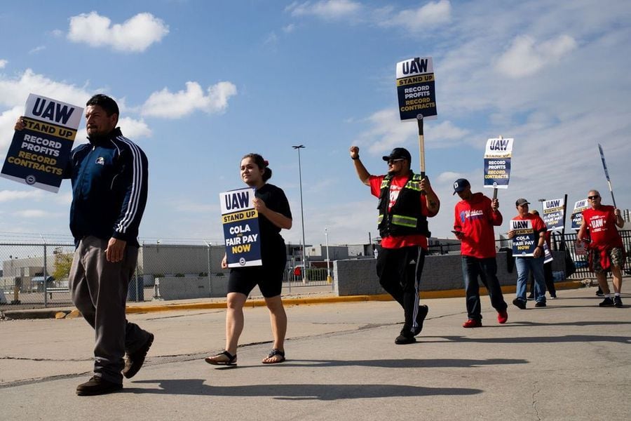 Los robots se ven con mejores ojos en las fábricas de automóviles de Detroit ante el aumento de los costos laborales