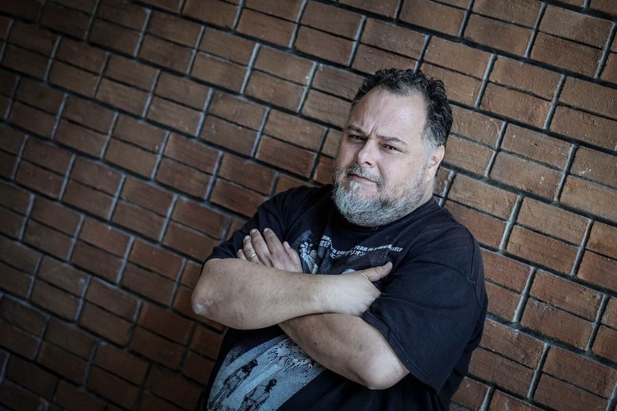 Reseña de libros: el perfil de Carlos Droguett por Alvaro Bisama y la novela gráfica de Conrad