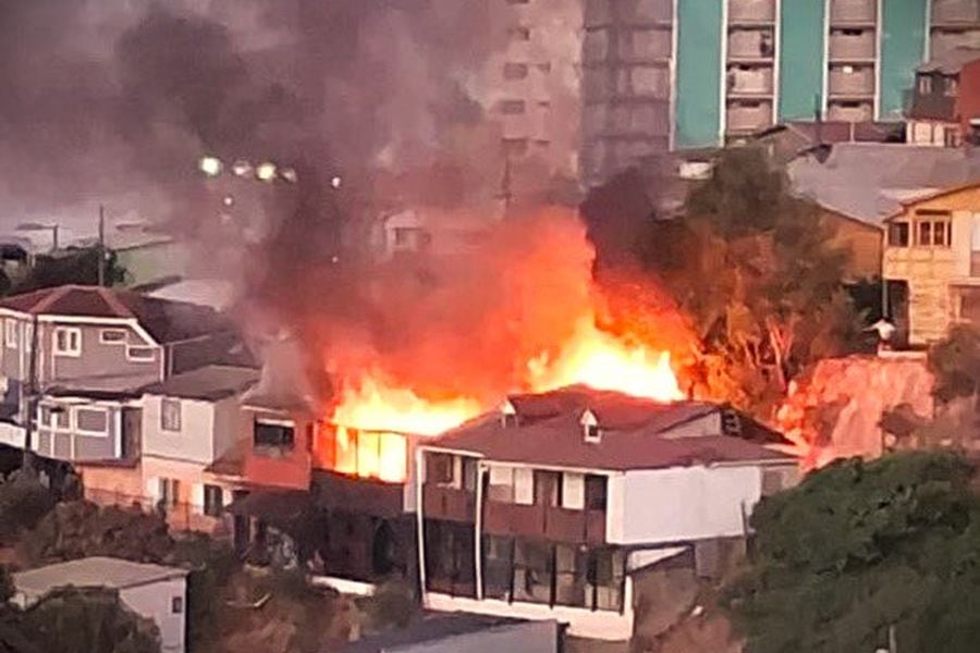 Incendio destruye cinco viviendas en Cerro Mariposa de Valparaíso