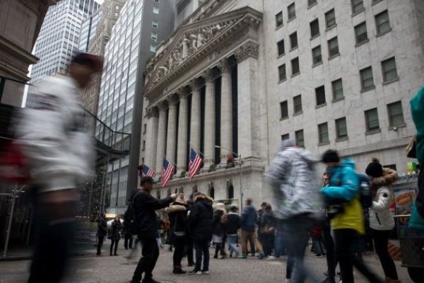 Acciones globales caen entre paños fríos a las apuestas sobre agresivas bajas de tasas