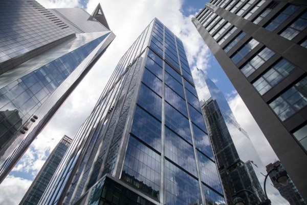 BlackRock y Fidelity lideran en la carrera de flujos de los ETF de bitcoin al contado