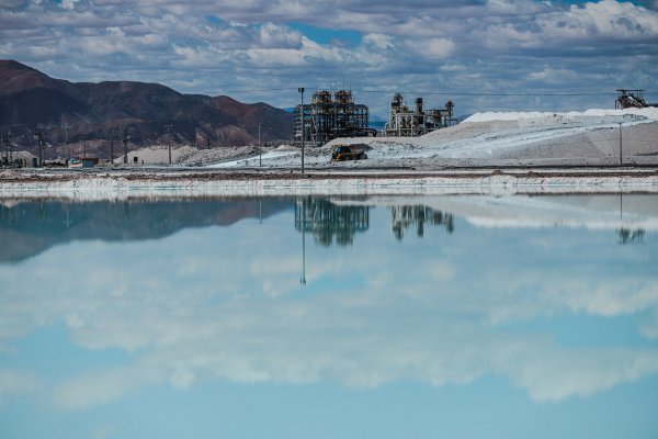 Cámara del litio rebate a Tomás Flores por contrato Codelco-SQM: “Cuando se trata de negocios del Estado, deben hacerse vía licitación”