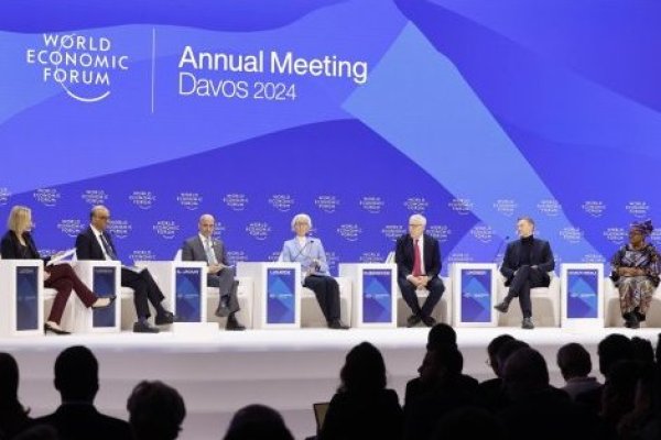 El último panel en Davos anticipa que el 2024 será un año de normalización, pero para nada normal