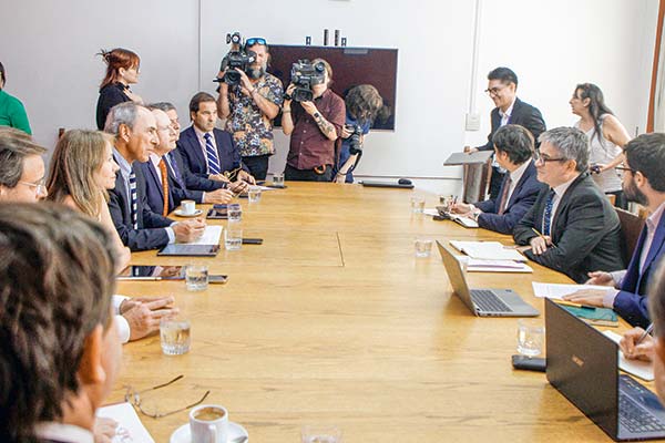 Gobierno evalúa considerar propuestas de la CPC y Sofofa en el pacto fiscal