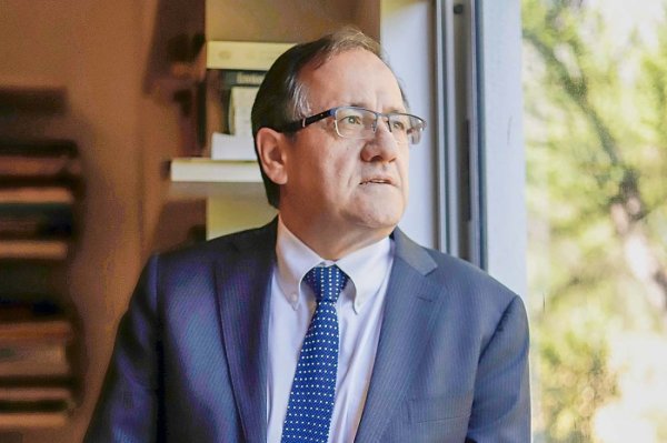 Harald Beyer renuncia como rector de la UAI