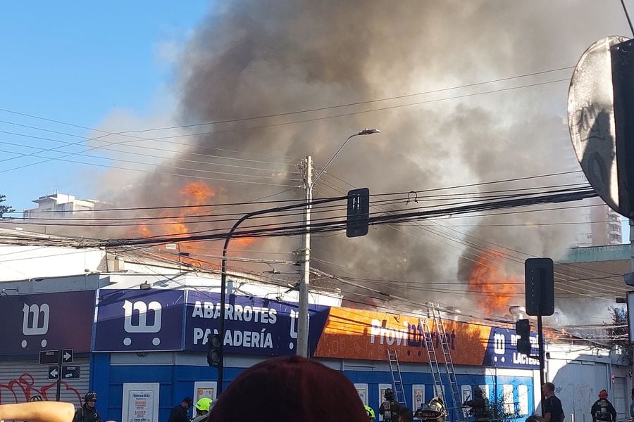 Incendio destruye supermercado en Viña del Mar: evacuan terminal de buses