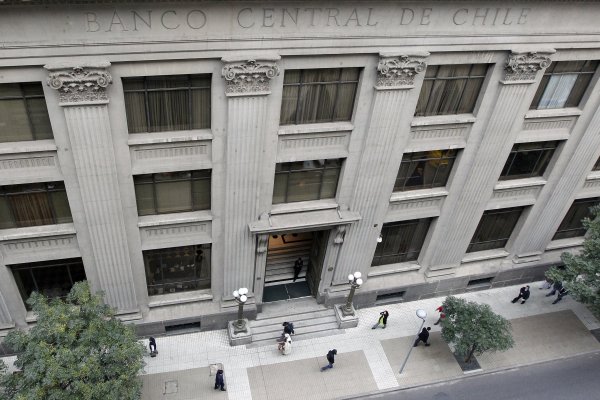 La banca de inversión se alinea tras la sorpresa inflacionaria y adelanta para marzo la llegada del IPC a la meta del Banco Central