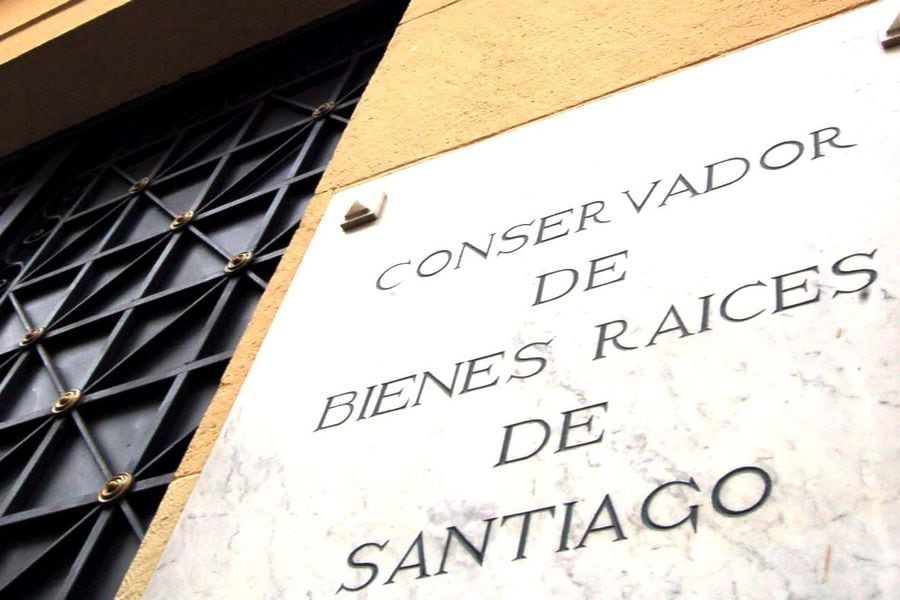 La danza de los millones en Morandé 440: funcionarios demandan a los tres conservadores de Santiago por incumplir contrato colectivo