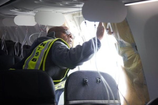 Las acciones de Boeing caen mientras localizan la puerta que se desprendió en pleno vuelo de Alaska Airlines