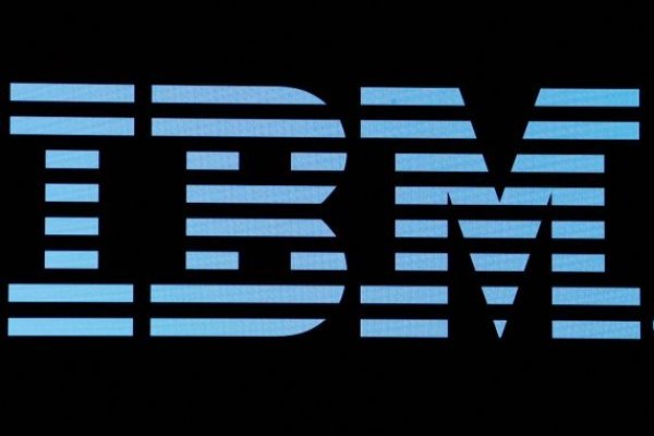 Las acciones de IBM registran mayor alza en 20 años tras sólidos pronósticos para 2024 y pese a recortes de empleo