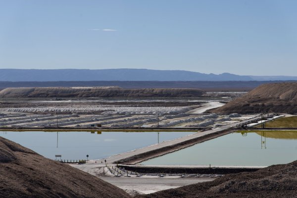 Minera del Grupo Errázuriz y fondo de Singapur negocia venta de participación minoritaria para financiar proyecto de litio en Chile