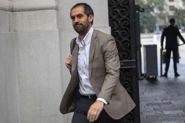 Ministro Grau enfrentó duras críticas y fuego amigo en la Comisión de Medio Ambiente por reunión con empresarios salmoneros