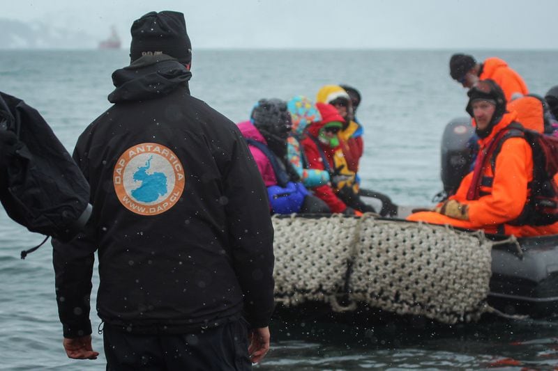 Expedición en la Antártica. Foto: Aerolíneas DAP.