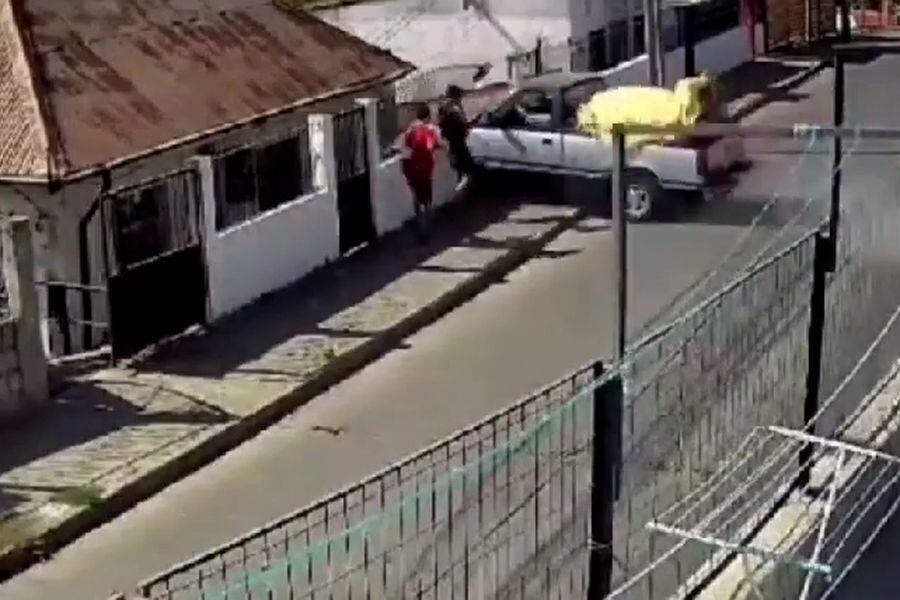 Jóvenes se salvan por centímetros de ser impactados por una camioneta en Valparaíso