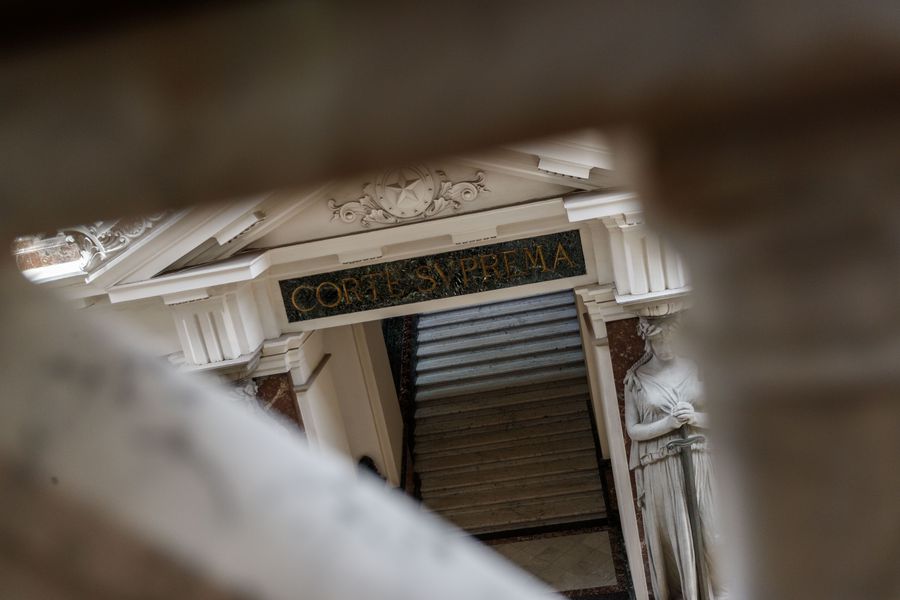 Compra de Lexus para jueces desata choque entre la Corte Suprema y el Gobierno