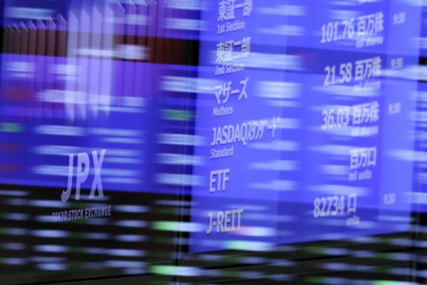 Las acciones europeas y japonesas operan cerca de máximos históricos, pero futuros en Wall Street bajan