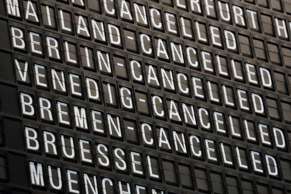 Suspenden mayoría de los vuelos de Lufthansa en Alemania por huelga de personal de tierra: 100 mil pasajeros afectados