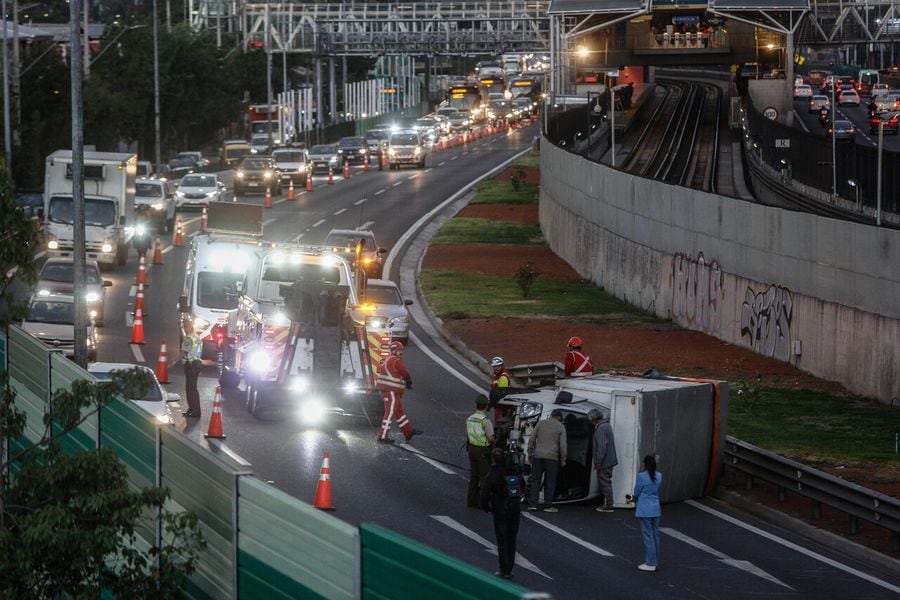 Volcamiento de camión genera gran congestión en autopista Vespucio Sur
