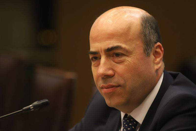 El contralor Jorge Bermúdez se despidió de los senadores de la comisión de Constitución.