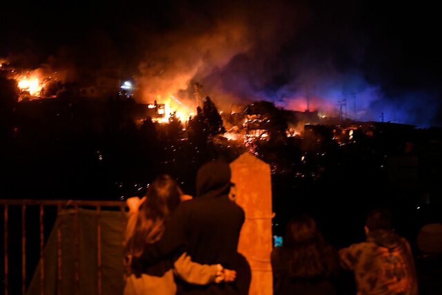 Las imágenes del voraz incendio que afecta al cerro Cordillera en Valparaíso