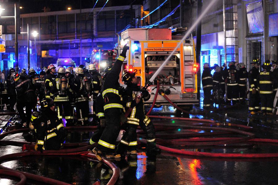 Dos menores de edad mueren en incendio de casona de Valparaíso
