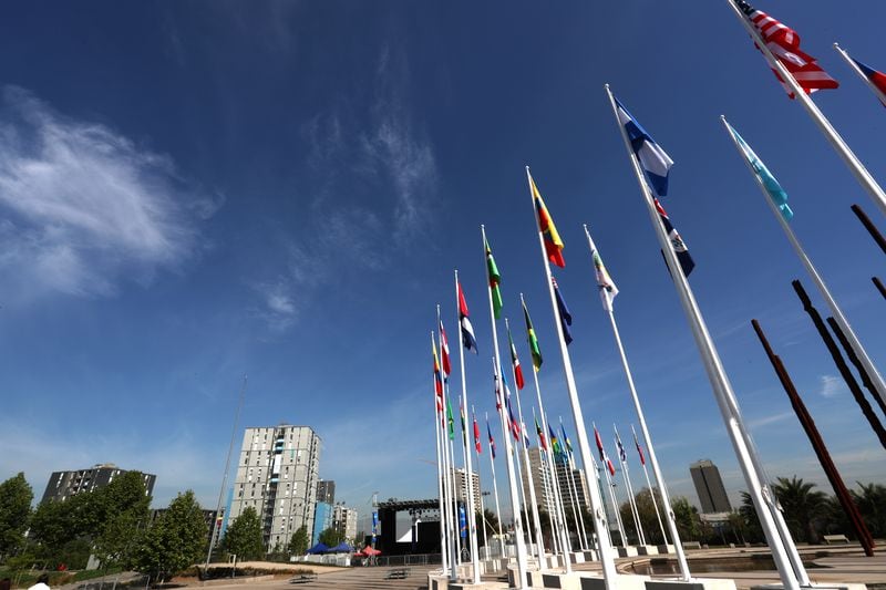 La zona internacional, donde están izadas las banderas en la Villa Panamericana.