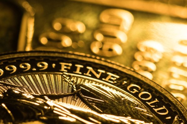 El oro brilla y alcanza un nuevo récord histórico tras datos de empleo en EEUU