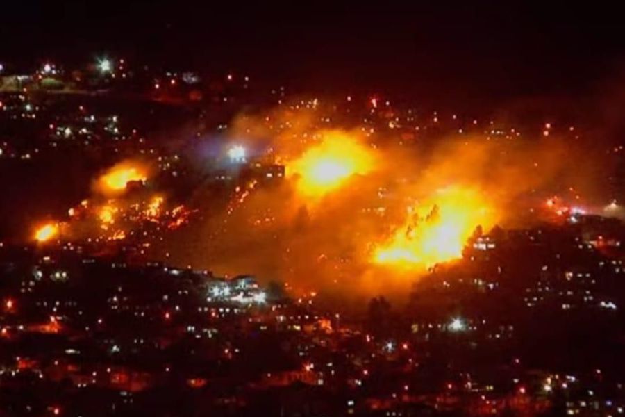 Ordenan evacuación en cinco sectores del Cerro Cordillera y tres del Cerro Alegre en Valparaíso por incendio forestal