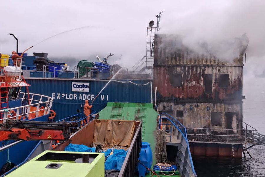 Rescatan ilesas a siete personas en incendio que afectó a centro de acuicultura de una salmonera en Aysén