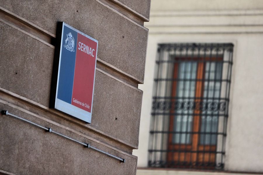 Columna de Álvaro Ortúzar: Señores abogados: el Sernac avisa