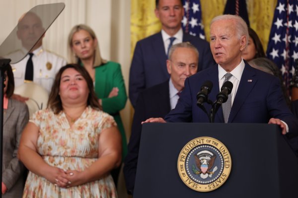 Biden ofrece vía legal simplificada para obtener la residencia a cónyuges indocumentados de ciudadanos estadounidenses