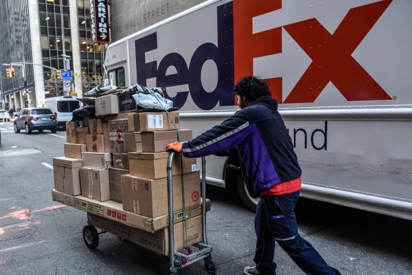 FedEx se dispara en bolsa tras proyectar resultados mejores de lo esperado gracias a plan de recorte de costos