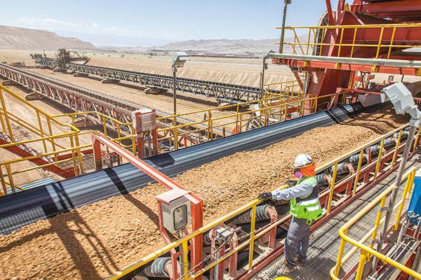 Mineras en Chile tienen el mayor costo eléctrico del mundo: 19% más alto que el promedio de los productores de cobre