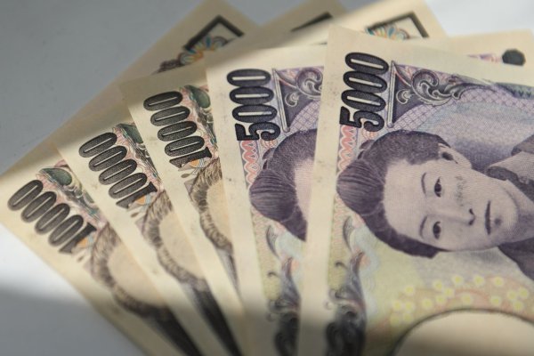 Yen se desploma a su nivel más bajo desde 1986 y aumenta el riesgo de una intervención cambiaria en Japón