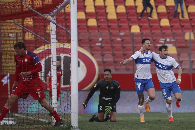 Fernando Zampedri inicia el festejo junto a Gonzalo Tapia, ante la desazón de los caleranos.