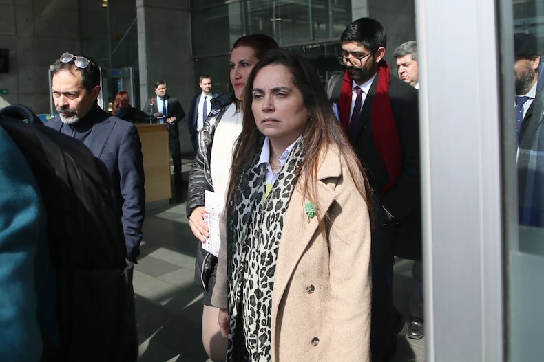 Leonarda Villalobos se retira del Centro de Justicia luego de la formalización por caso Audio.