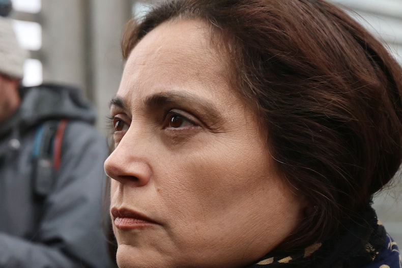 La abogada Leonarda Villalobos sale del Centro de Justicia tras sufrir un desmayo en el tercer día de formalización por caso Audio.