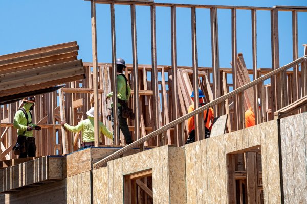Construcción de viviendas nuevas en EEUU cayó en julio a nivel más bajo desde la postpandemia