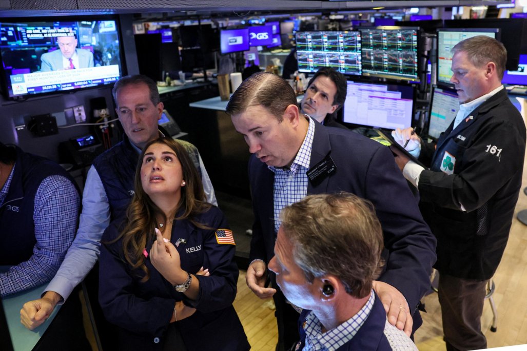 Wall Street profundiza su caída mientras agentes se vuelcan a la renta fija tras señales de la Fed y débiles cifras económicas en EEUU