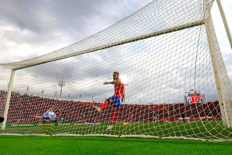 Eduardo Vargas fue increpado por los jugadores de Bolivia.