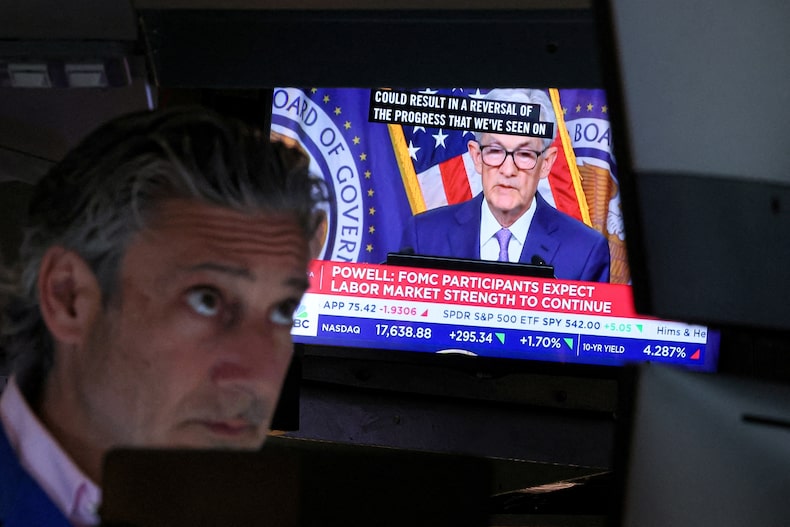 FOTO DE ARCHIVO: Los operadores reaccionan al anuncio de las tasas de la Fed en el parqué de la Bolsa de Nueva York en Nueva York