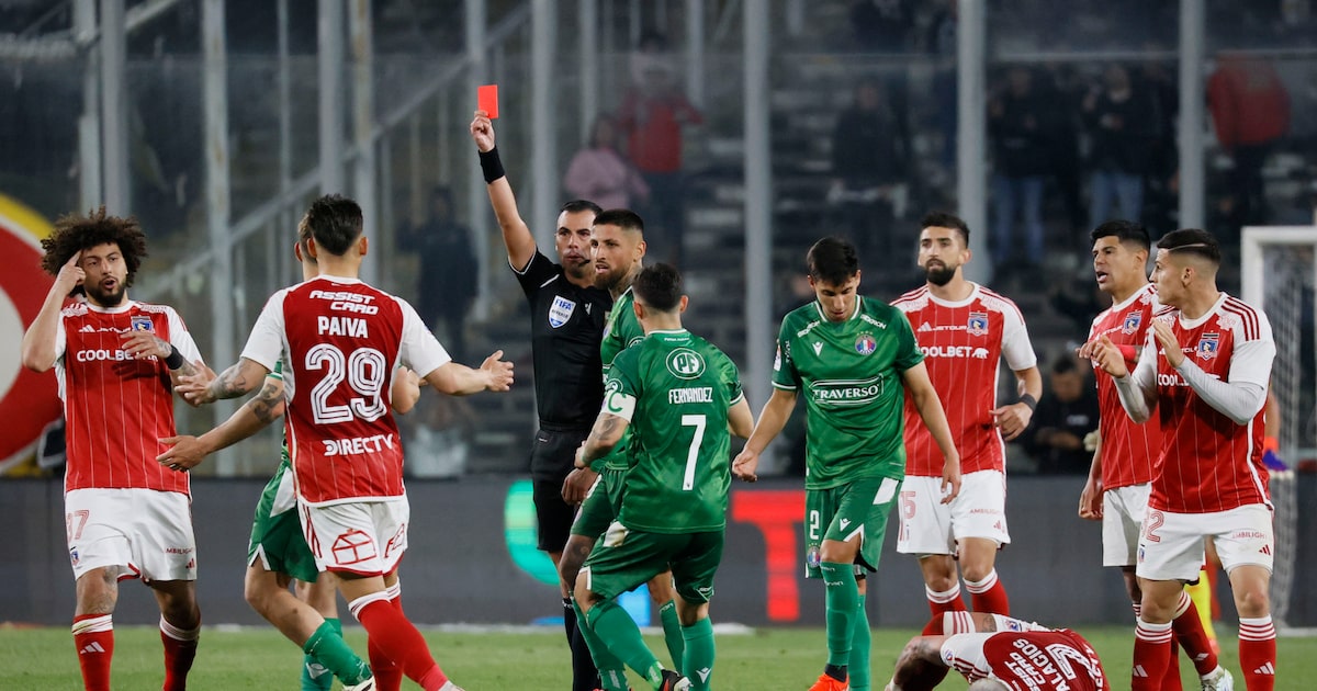 Les roban a árbitros al interior del estadio de Colo Colo