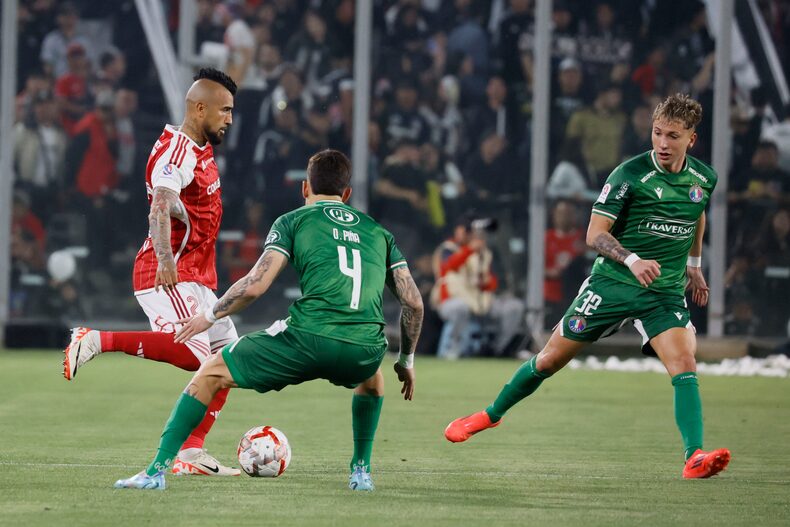 Arturo Vidal, en el duelo entre Colo Colo y Audax Italiano