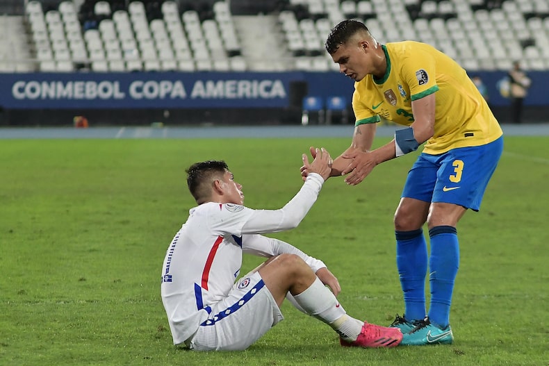 Thiago Silva ayuda a Palacios a recuperarse tras la eliminación de La Roja de la Copa América 2021.