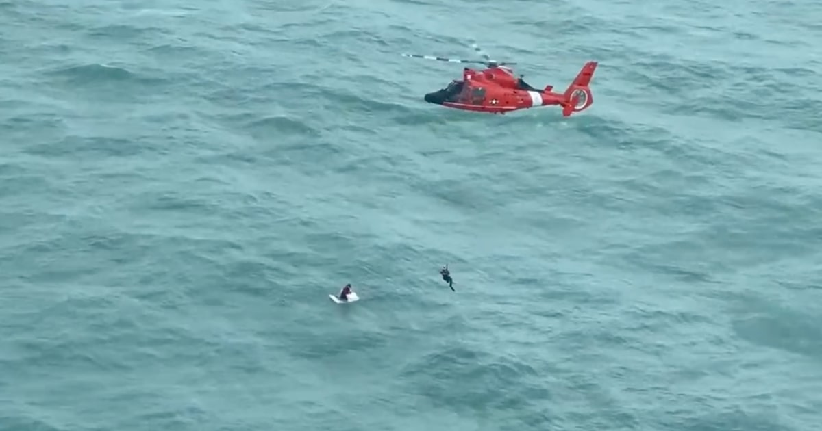 Guardia Costera rescata a hombre aferrado a un cooler